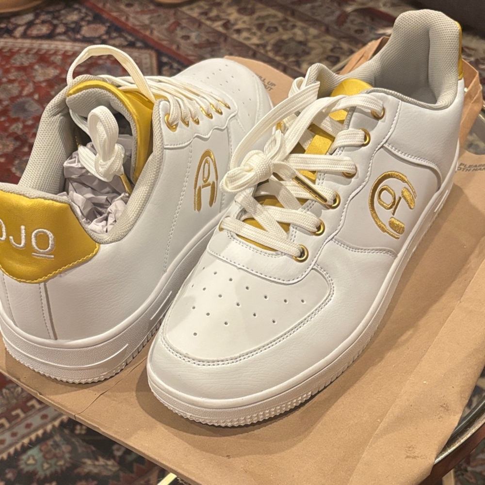 Stylish White and Gold Men's Sneakers
